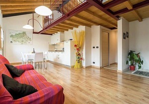 Villa Marsica C: A welcoming two-story apartment immersed in a splendid landscape, in the heart of a wonderful little town, with Free WI-FI.