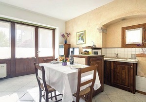 Villa Marsica D: An elegant and welcoming apartment that is part of a villa immersed in a splendid landscape, in the heart of a wonderful little town, with Free WI-FI.