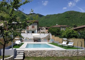 Villa Marsica D: An elegant and welcoming apartment that is part of a villa immersed in a splendid landscape, in the heart of a wonderful little town, with Free WI-FI.