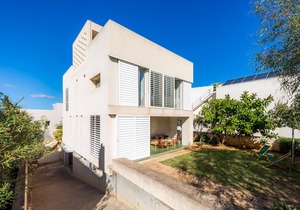 'Villa Mercedes' with Sea View, Terrace & Wi-Fi