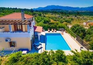 Villa Nikolas: Large Private Pool, A/C, WiFi