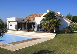 Villa Oasis Azul - beautiful villa with heated private pool, short walk to all amenities