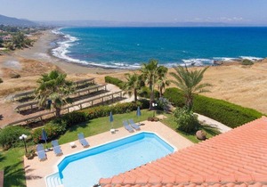 Villa Pelagos: Large Private Pool, Walk to Beach, Sea Views, A/C, WiFi