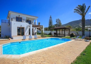 Villa Pelagos: Large Private Pool, Walk to Beach, Sea Views, A/C, WiFi