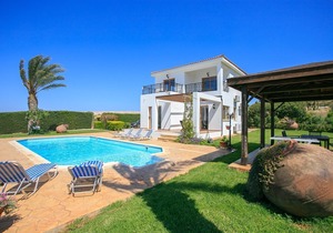 Villa Pelagos: Large Private Pool, Walk to Beach, Sea Views, A/C, WiFi