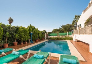 Villa Rasen: Large Private Pool, Walk to Beach, Sea Views, A/C, WiFi