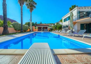 Villa Rasotica Relaxing Villa with Heated Pool, Perfect for Families