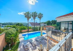 Villa Rasotica Relaxing Villa with Heated Pool, Perfect for Families