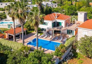 Villa Rasotica Relaxing Villa with Heated Pool, Perfect for Families