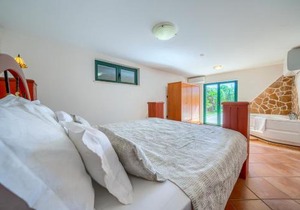 Villa Rasotica Relaxing Villa with Heated Pool, Perfect for Families