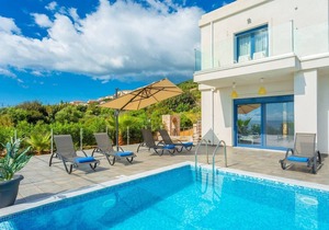 Villa Seashell: Large Private Pool, Walk to Beach, Sea Views, A/C, WiFi