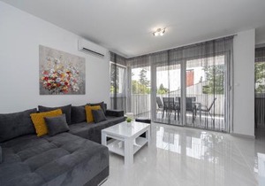Villa Star 3 a centrally located ap. with a pool