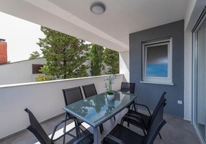 Villa Star 3 a centrally located ap. with a pool