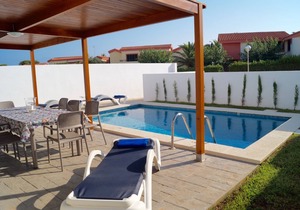 VILLA WITH 4 BEDROOMS, PRIVATE POOL AND A/C