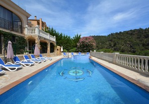 Villa with heated pool and jacuzzi, fantastic sea views, air conditioning