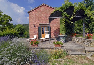 Villa with outbuilding and swimming pool and panoramic view of the Apennines