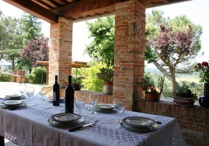 Villa with panoramic and fenced pool in Foiano della Chiana which can accommodate up to 16 people. D