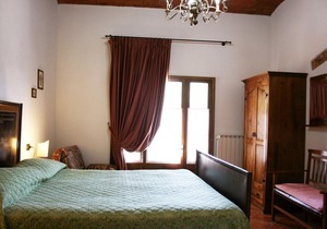 Villa with panoramic and fenced pool in Foiano della Chiana which can accommodate up to 16 people. D