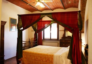 Villa with panoramic and fenced pool in Foiano della Chiana which can accommodate up to 16 people. D