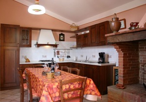 Villa with panoramic and fenced pool in Foiano della Chiana which can accommodate up to 16 people. D
