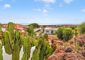 Villa with pool overlooking the Atlantic Ocean and Parque Holandes.