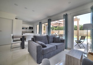 Villa with private pool and Jacuzzi on a residence with tennis