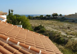 VILLA WITH PRIVATE AND SECURED SWIMMING POOL , 500m FROM THE SEA