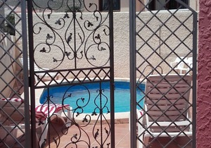 VILLA WITH PRIVATE AND SECURED SWIMMING POOL , 500m FROM THE SEA