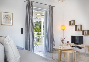 Villa with private pool in Svoronata near Avithos beach.