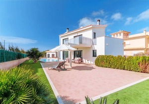 Villa with sea views, private pool and mini-golf