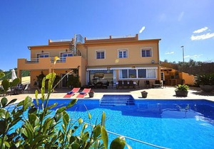 VILLA WITH SWIMMING POOL 7 KM FROM THE PLAYA DEL ARENAL AND SEA VIEWS IDEAL GROUPS