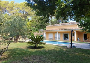 Villa with swimming pool not overlooked in private secure domain in Mougins