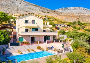 Villa Zeus: Large Private Pool, Sea Views, A/C, WiFi