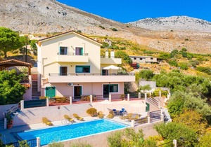 Villa Zeus: Large Private Pool, Sea Views, A/C, WiFi