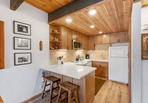 Village Area 3 bdrm~Private BBQ~Ski in & Out~Walk to Restaurants