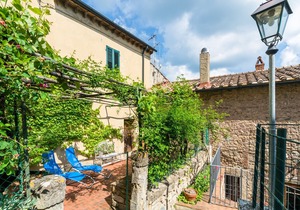 Vintage Holiday Home in Montecastelli Pisano with Terrace