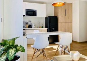 w* | Sunny Loft in Santa Ana