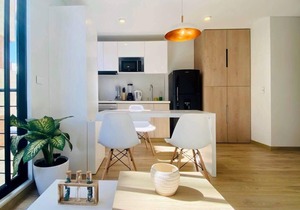 w* | Sunny Loft in Santa Ana