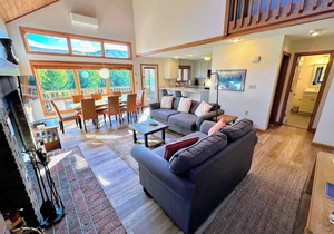 W29 Renovated Bretton Woods condo with ski slope views, A/C, fireplace and fast wifi, Dog Friendly!
