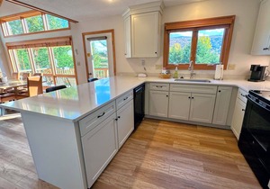 W29 Renovated Bretton Woods condo with ski slope views, A/C, fireplace and fast wifi, Dog Friendly!