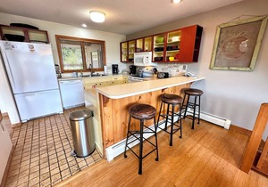 W35 awesome townhouse with great views, AC, fireplace, air hockey, Dog Friendly!