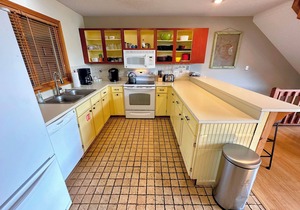 W35 awesome townhouse with great views, AC, fireplace, air hockey, Dog Friendly!