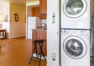 Waikiki Shore 1 bedroom with large lanai on Waikiki Beach - free parking & WiFi
