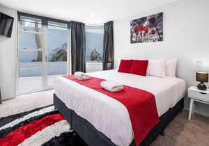 Waimahana Lakefront Apartment - Heated Pool, Hot Tub & Views