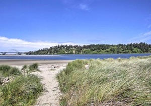 Waldport Townhome with Dog Run on Alsea Bay!