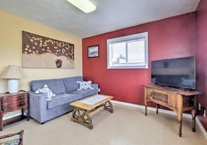 Waldport Townhome with Dog Run on Alsea Bay!