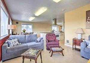 Waldport Townhome with Dog Run on Alsea Bay!
