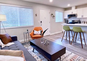 Walk Downtown Work Here + Desk + Fast WiFi King Bed Remodeled Kitchen