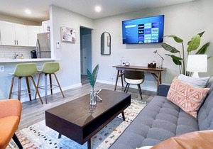 Walk Downtown Work Here + Desk + Fast WiFi King Bed Remodeled Kitchen