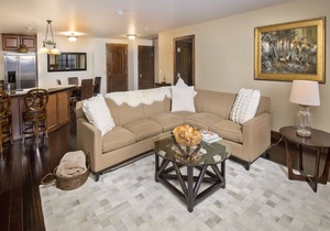 Walk to Avon | Free Shuttle to the Slopes | Pool & Hot Tub!